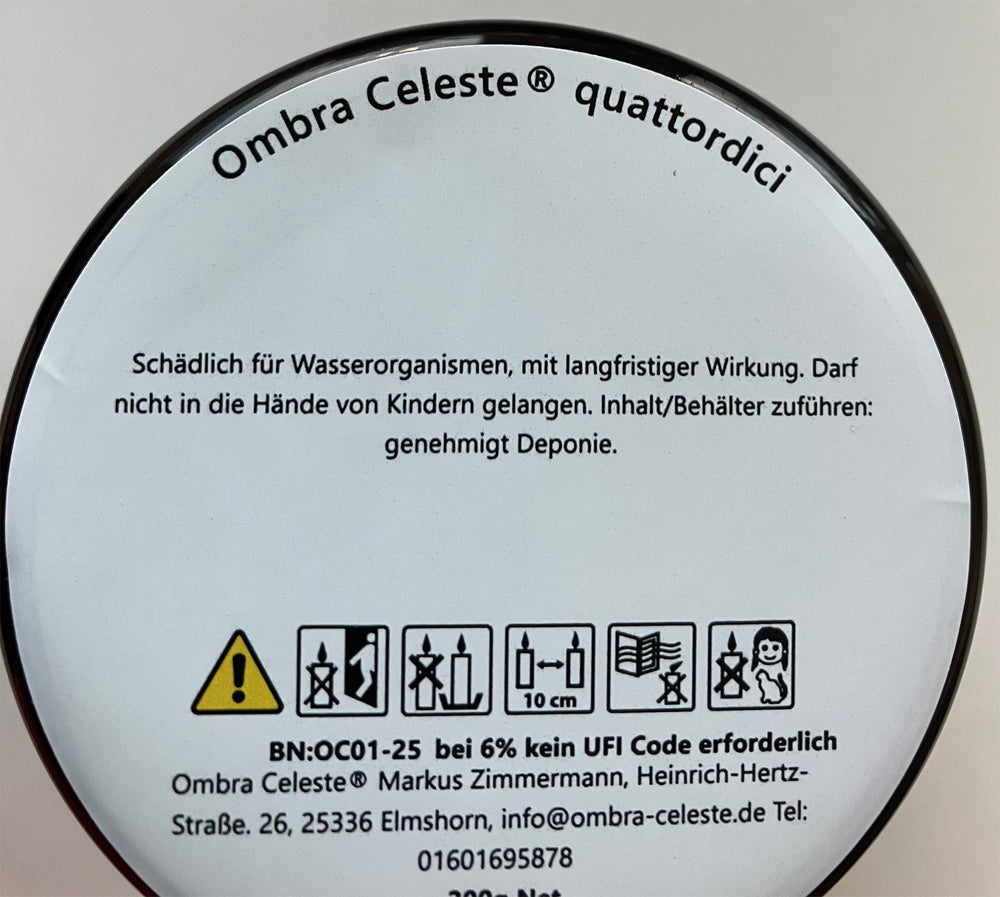 Unterseite der Duftkerze quattordici - Sicherheitshinweise Symbolik und Labelaufdruck von Ombra Celeste
