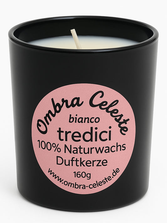 „Ombra Celeste tredici Duftkerze aus schwarzem Glas mit rosa Etikett, Produktaufnahme auf weißem Hintergrund“